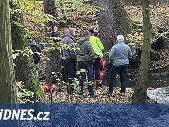 Policejní zásah v Kunratickém lese, z potoka vylovili lidské tělo