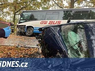 Při srážce na Českobudějovicku se zranil řidič auta, z autobusu lidé lezli oknem