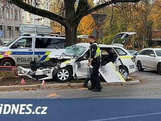 Taxi se při nehodě zaklínilo pod koly vojenské tatry, řidič je vážně zraněný