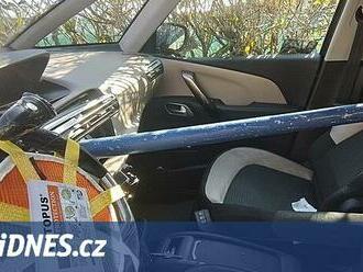 Auto narazilo do zábradlí, kovová tyč pronikla do kabiny a těsně minula řidiče