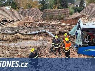 Autobus na Plzeňsku narazil do stodoly a zbořil ji. Dva lidé se zranili