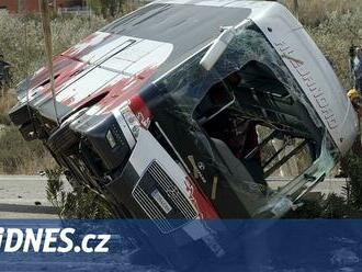 Při nehodě autobusu v Mexiku zemřely nejméně dvě desítky lidí, další se zranili