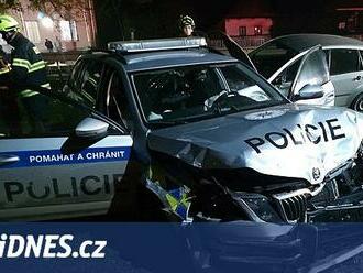 Na Svitavsku se srazila tři vozidla, dva policisté utrpěli lehká zranění