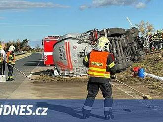 Na dálnici D4 u Dobříše se převrátila cisterna. Vezla desítky tun jedlé sody