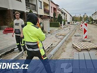 Dvaceticentimetrový schod před garáží. Občany Jaroměřic rozlítila oprava ulice