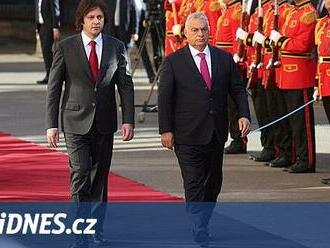 V Gruzii budou po volbách přepočítávat hlasy, na Orbána při příjezdu bučeli