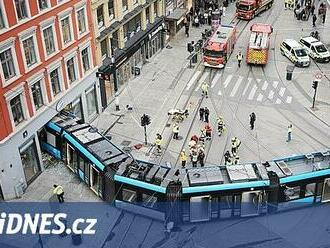 V centru Osla vykolejila tramvaj, vjela skrz výlohu do obchodu s elektronikou