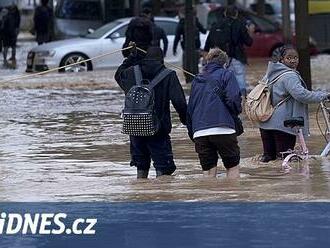 Desítky lidí zemřely při povodních ve Španělsku. Počasí paralyzovalo dopravu