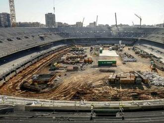 Mlátili sa drevenými tyčami. Na štadióne Barcelony došlo k bitke medzi robotníkmi. Ich zamestnávateľ zareagoval rázne