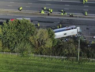 V Severnom Írsku sa prevrátil školský autobus, 43 detí sa zranilo