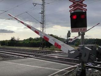 Na železničnom priecestí v Perneku sa zrazil vlak s osobným autom