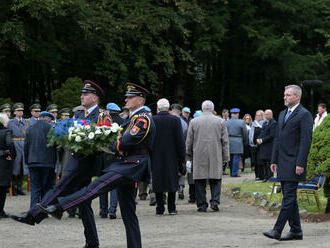 Karpatsko-duklianska operácia je príkladom hrdosti a odhodlania, povedal Pellegrini. Podľa Fica prišla Sloboda z východu