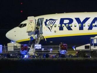 Lietadlu spoločnosti Ryanair začal krátko pred štartom horieť motor