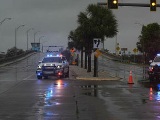 Florida sa chystá na búrku storočia. Ide o život, varoval Biden, meteorológ takmer plakal. Cez diaľnicu sa prehnalo tornádo