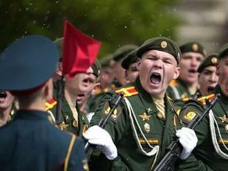 Putin asi ráta so zdĺhavou vojnou. Ruskej armáde dá rekordne veľa peňazí. Ako vyzerá porovnanie s ukrajinským vojskom?