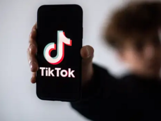 Takto pripraví umelá inteligencia ľudí o prácu. TikTok kvôli nej prepúšťa stovky zamestnancov