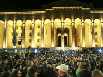 V Tbilisi proti výsledkom volieb protestujú tisíce ľudí. Opozícia žiada opakovanie volieb