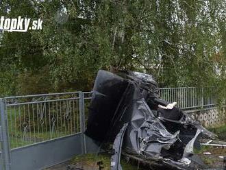 FOTO plné hrôzy! Auto ostalo úplne na šrot: Po náraze ho roztrhlo na polovicu