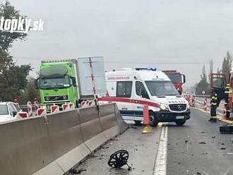 AKTUÁLNE Vážna dopravná nehoda na diaľnici: FOTO Z auta ostala len kopa plechu! Hlásia kolóny