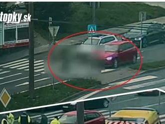 VIDEO, z ktorého tuhne krv v žilách! Auto zvalcovalo na priechode pre chodcov kolobežkára