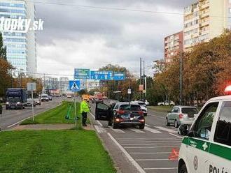 FOTO Dopravná nehoda v centre Bratislavy: Kolobežkár zrazený na priechode, polícia dokumentuje okolnosti