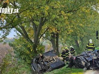 Hrôzostrašné FOTO z miesta nehody: Vodič dostal šmyk a narazil do stromu, auto roztrhlo na polovicu