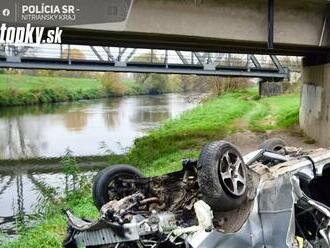 FOTO 27-ročný vodič nezvládol riadenie a narazil do zvodidiel: Prevrátené auto skončilo pod mostom