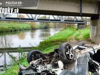 Stáli pri ňom všetci svätí: Opitý vodič prerazil zábrany na moste! FOTO Vymrštené auto dopadlo na strechu