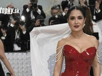 Salma Hayek   neprestáva prekvapovať: Fanúšikom sa opäť predviedla v bikinách!