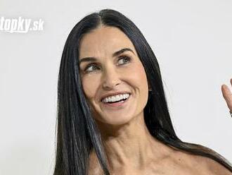 Šokujúci pohľad na Demi Moore: Ovisnuté prsia, tri vlasy na hlave... Takto ZLE ešte nevyzerala!