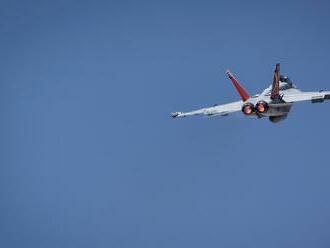 Vojenské lietadlo sa zrútilo počas cvičného letu, obaja piloti sú nezvestní