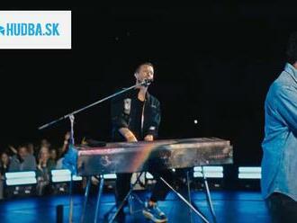 VIDEO: Coldplay vydali novinku The Karate Kid s Ralphom Macchiom