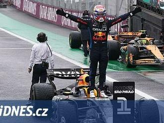 Chaotický závod F1 v Brazílii ovládl Verstappen. Po startu ze 17. příčky