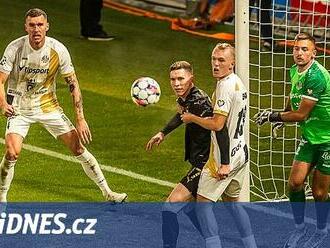 Hradec Kr. - Slavia 1:1, hosté vedli, radost vzal po rohu stoper Petrášek