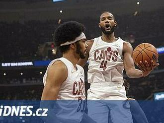 Trvá neporazitelnost Clevelandu, Atlanta bez Krejčího znovu padla