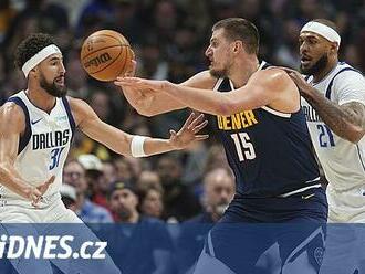 Jokič táhl Denver za výhrou nad Dallasem, Curry sestřelil Oklahomu