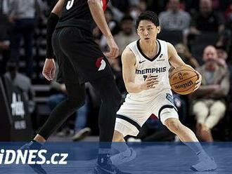 Metr sedmdesát není překážkou. Prcek Kawamura baví NBA mrštností i drzostí