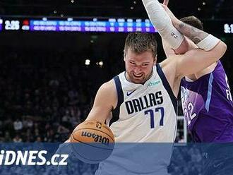 Utah v NBA slaví první domácí výhru, pomohla mu obranná chyba Dončiče