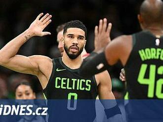 Boston v NBA přetlačil Toronto, rozhodl Tatum trojkou s klaksonem v nastavení