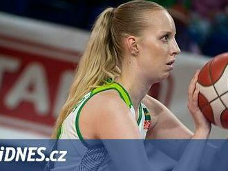 Nebýt vybzíkané, opakují si dvoumetrové zdravotní sestry s basketbalovým míčem