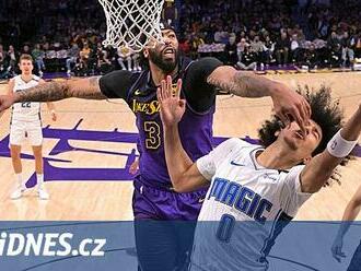 Lakers přišli o domácí neporazitelnost, Wagner ji odstřelil pár sekund před koncem