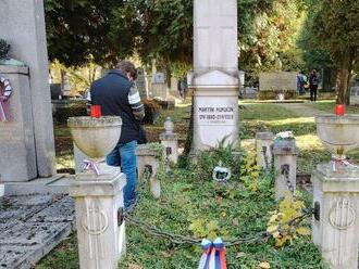 Velikánov na slovenských cintorínoch si chodia uctiť aj ľudia z cudziny. Ktoré hroby sú najnavštevovanejšie?