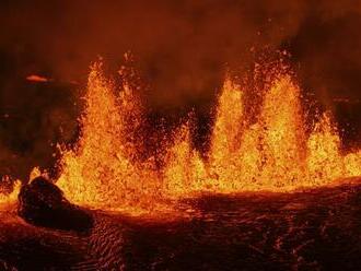 FOTO: Prebudil sa po 800 rokoch. Vulkán na Islande chrlí lávu a ohrozuje obľúbenú destináciu