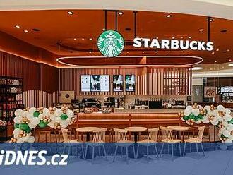 Místo jména nálepka. Starbucks skončil s ručním podepisováním kelímků