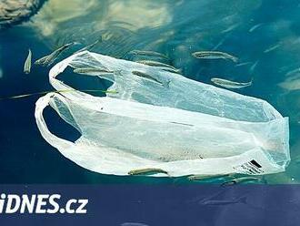 Konec znečištěných oceánů? Vědci vyvinuli plast rozložitelný ve slané vodě