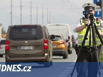 Chceme vyšší plat. Policisté a hasiči svolali protest před ministerstvem