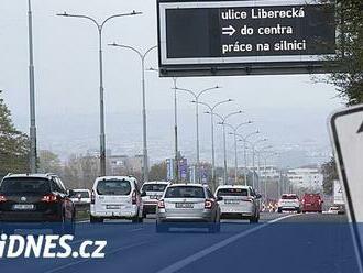 Omezení na každém příjezdu. Řidiče čekají kolony nejen na Jižní spojce