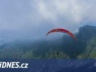 Druhá smrt při paraglidingu v Indii. Češka zemřela poté, co narazila do hory