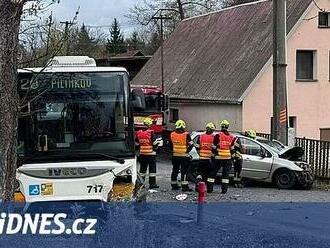 Po srážce s autobusem zemřel v Liberci řidič osobního vozidla