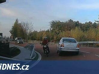 VIDEO: Přes obec policii ujížděl stovkou, v protisměru jen těsně minul motorkáře